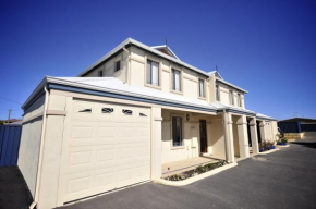 Palm Beach Manor, Rockingham